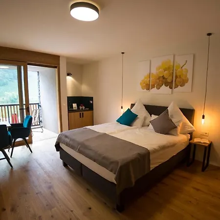 Rieslingquartier - Mosel Wein Hotel Krov